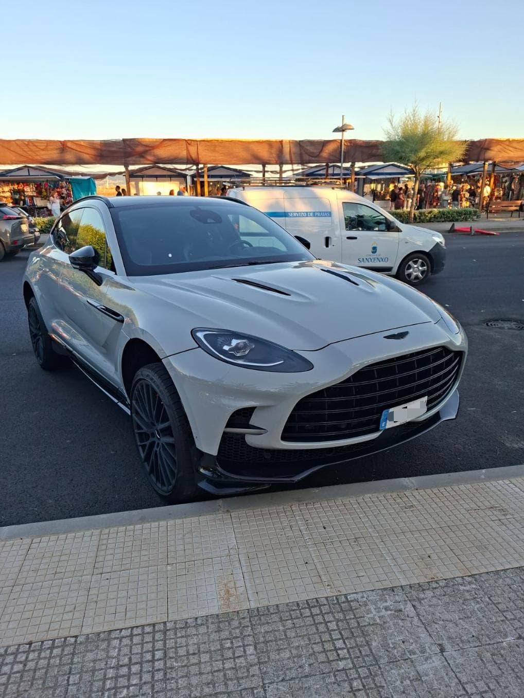 Aston Martin DBX 707