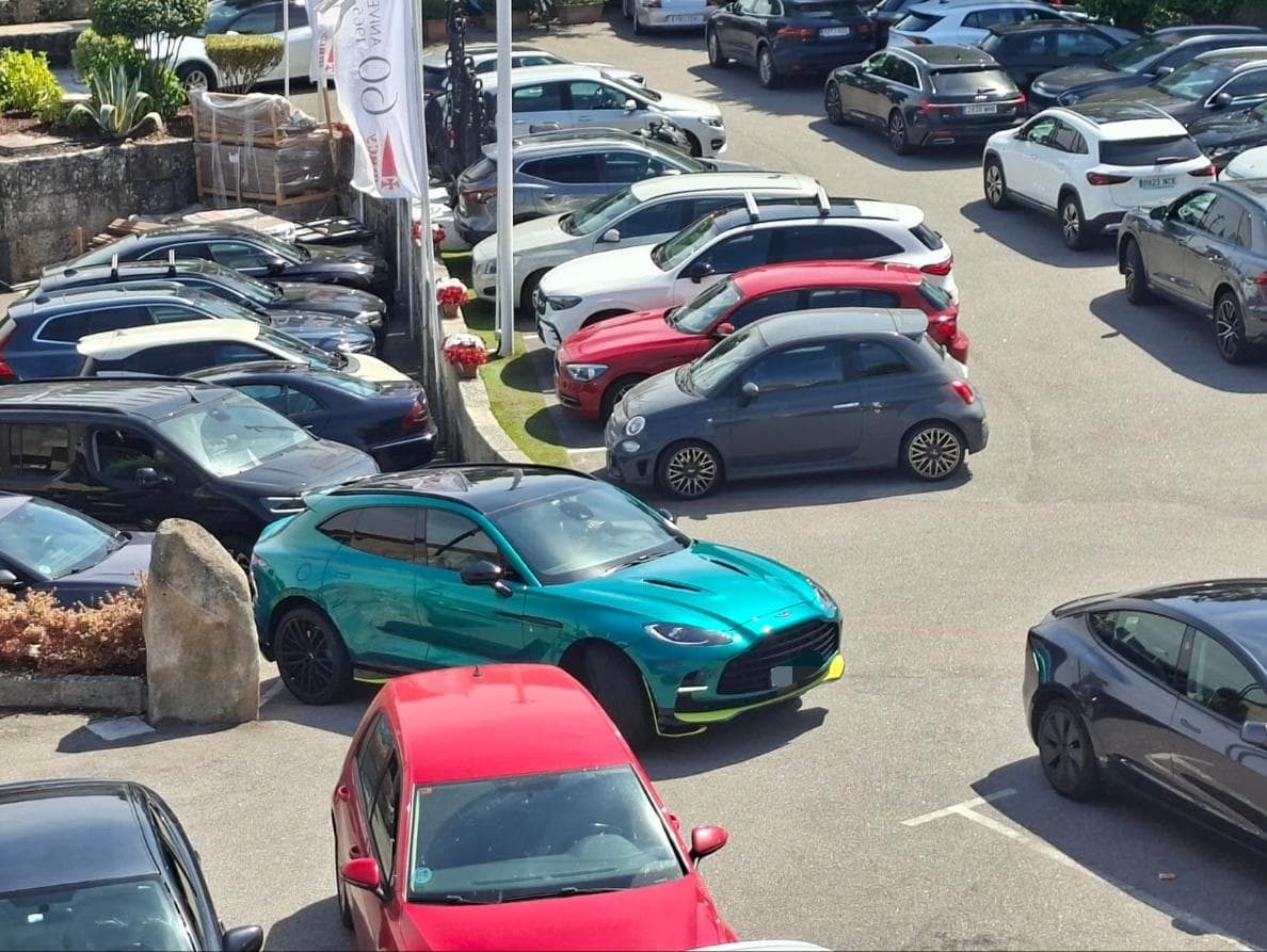 Aston Martin DBX 707