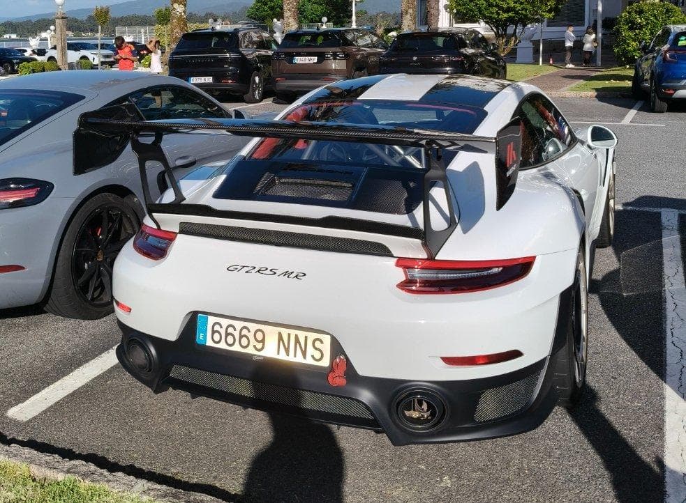 Porsche 911 GT2 RS MR
