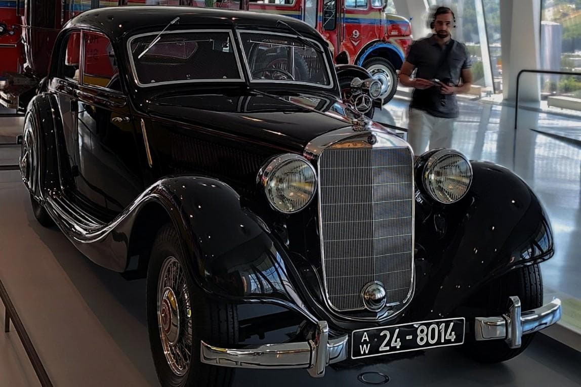 Mercedes 320 Stromlinien-Limousine W142